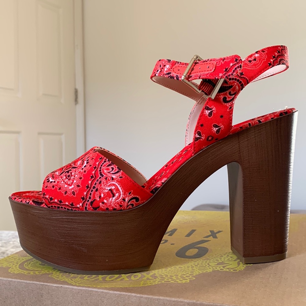 Banda a print platform heels